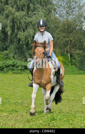 Junge Reiter im Galopp auf Rückseite ein pony Stockfoto