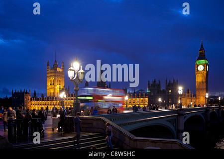 Häuser des Parlaments, London, am Abend Stockfoto