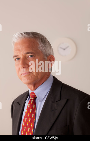 Studioportrait von senior Geschäftsmann Stockfoto