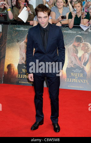 Britischer Schauspieler Robert Pattinson kommt für die UK-Filmpremiere Water For Elephants. Stockfoto