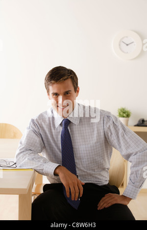 Portrait der junge lächelnde Geschäftsmann Stockfoto