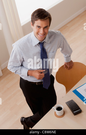 Porträt von lächelnden Jungunternehmer im Büro Stockfoto