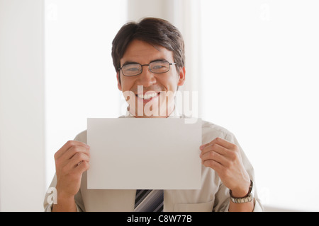 Business Man Holding leeres Papier Stockfoto