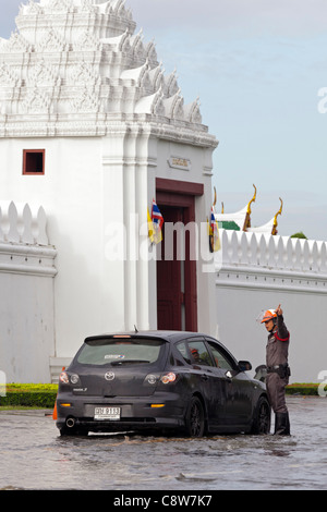 Polizei regelt den Verkehr durch Hochwasser in der Nähe von Grand Palace im Stadtzentrum von Bangkok, Thailand Stockfoto