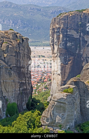 Eine Ansicht der Stadt Kalampaka zwischen den Felsen von Meteora, Zentralgriechenland Stockfoto