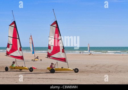 Land yachting Rennen auf einen Strand auf der Insel Oleron, Frankreich Stockfoto