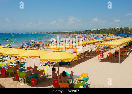 Erhöhter Blick auf den überfüllten Els Pilons Strand in Salou, Katalonien, Spanien. Stockfoto