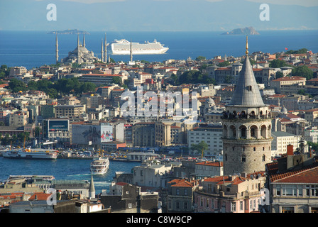 ISTANBUL, TÜRKEI. Einen Abend Blick auf die Galata-Turm, Goldenes Horn, blaue Moschee und Meer von Marmara. 2011. Stockfoto