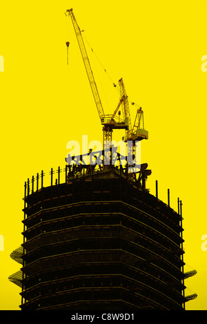 Silhouette von Kränen und Bau Baustelle. Gelb hinterlegt. Stockfoto
