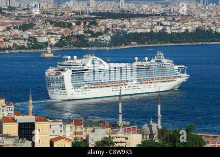 ISTANBUL, TÜRKEI. Ein großes Kreuzfahrtschiff (die Ruby Princess) auf dem Bosporus mit der asiatischen Küste der Stadt hinter. 2011. Stockfoto