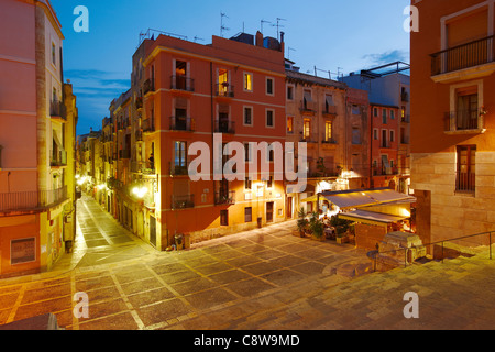 Erhöhter Blick auf den Santiago Rossinyol Plaza, beleuchtet bei Dämmerung in der Altstadt von Tarragona, Katalonien, Spanien. Stockfoto