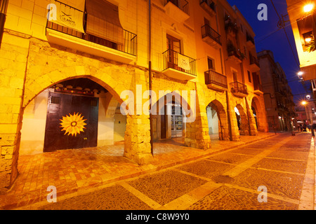 Bögen aus dem 14. Jahrhundert auf der Merceria-Straße (Carrer Merceria), beleuchtet bei Dämmerung in der Altstadt von Tarragona, Katalonien, Spanien. Stockfoto