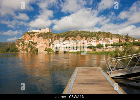 Ebro-Fluss und Miravet Dorf. Katalonien, Spanien. Stockfoto