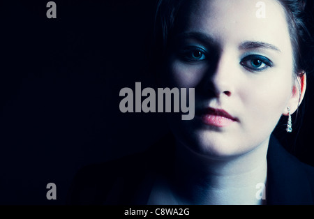 Low-Key-Portrait von junge Frau trägt eine Anzugjacke Stockfoto