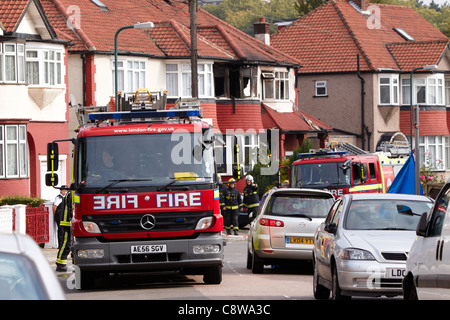 LFB Feuerwehrauto am Unfallort einen Hausbrand in Neasden, Nord-London, die die 6 Mitglieder der gleichen Familie gefordert Stockfoto