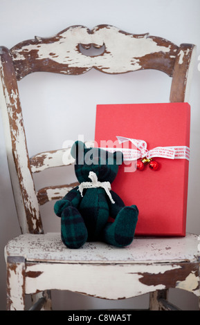 Weihnachten Geschenk-Box und Teddybär auf Rusty Stuhl Stockfoto