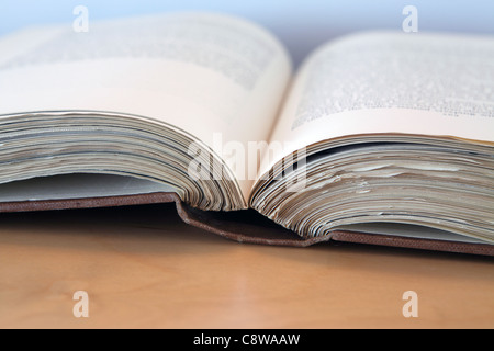 Nahaufnahme Foto aufgeschlagenen Buches auf Holzsockel, Studio, Suffolk, UK Stockfoto