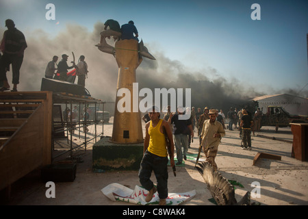 Rebellen feiern die Einnahme von Gaddafis Palast an Baba Al Azia Stockfoto