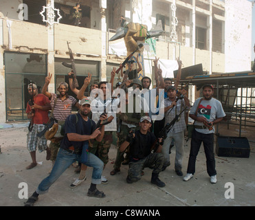 Rebellen feiern die Einnahme von Gaddafis Palast an Baba Al Azia Stockfoto