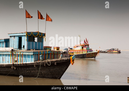 Indien, Assam, Dibrugarh, Brahmaputra River Fähren warten mit Passagieren und Fahrzeugen zu laden Stockfoto