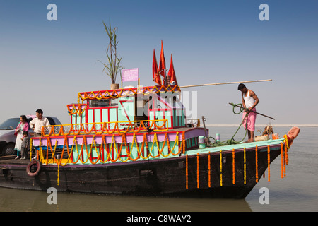 Indien, Assam, Dibrugarh, Brahmaputra River Fähre eingerichtet für Hochzeitsreise Stockfoto