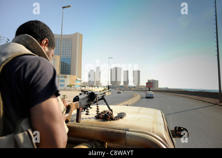 Ein Rebell patrouilliert in den Straßen von Tripolis nach der Einnahme der Hauptstadt Stockfoto