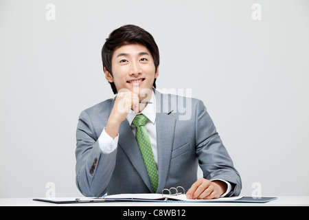 Asiatische Geschäftsmann am Schreibtisch Stockfoto