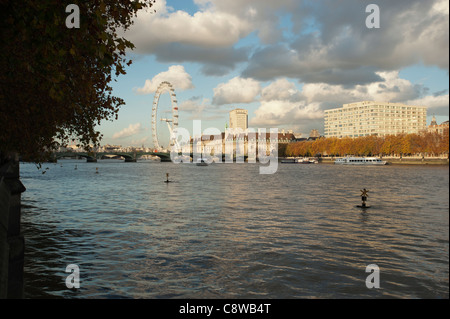 Den Fluss Themse in London, England, zeigt das London Eye, County Hall, St. Thomas' Hospital, und Shell Centre Stockfoto