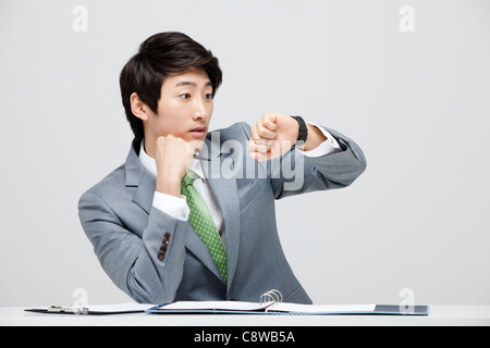 Asiatische Geschäftsmann am Schreibtisch Stockfoto