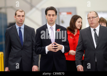 Ed Miliband MP, Führer der Labour Party startet die East Midlands-Kampagne für Beschäftigung und Wachstum auf Montag, 31. Oktober 2011 begleitet von Rachel Reeves MP Labours Schatten Hauptsekretärin zum Fiskus, bei einem Besuch in Manthorpe Engineering, Ripley, wo Anschluss an einen Rundgang durch die Anlagen des Unternehmens, sie beteiligte sich an einer Q&A mit Mitarbeitern. Recht-Ops Direktor Mark Elliott und links Direktor Tom Pchciol Stockfoto