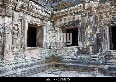 Fast zerstörten Tempel mit Buddha Schnitzerei an der Wand, Angkor Wat, Kambodscha Stockfoto