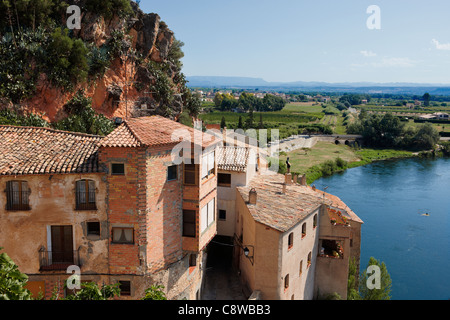 Erhöhter Blick auf den Ebro-Fluss und traditionelle Häuser im malerischen Dorf Miravet. Miravet, Katalonien, Spanien. Stockfoto