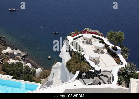 Restaurant auf der Terrasse mit Blick auf Meer. Oia Dorf, Santorin, Kykladen, Griechenland. Stockfoto