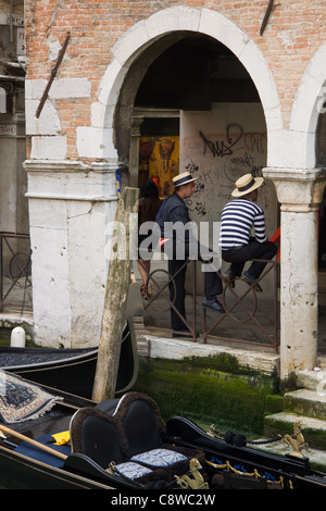 Gondolieri neben ihre Gondeln in Venedig Stockfoto