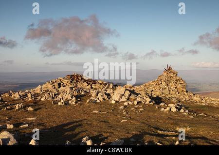 Cairns auf Harter fiel in der Seenplatte Cumbria und der Blick NNE in Richtung Kreuz fiel und die Pennines UK Stockfoto