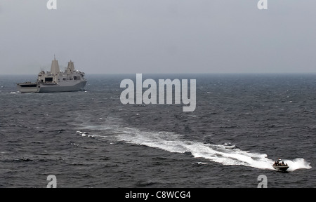Ein Festrumpf-Schlauchboot fährt die amphibischen Transportschiff der Dock USS San Antonio Stockfoto