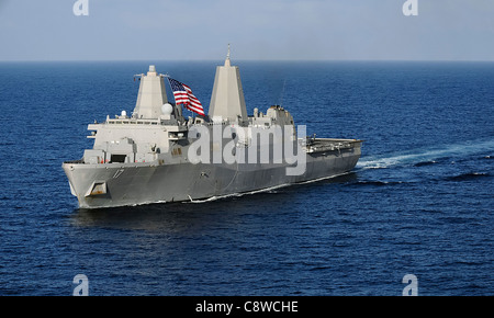 Die amphibischen Transportschiff der Dock USS San Antonio (LPD-17)-Transite im Golf von Aden. Stockfoto
