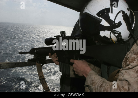 26. marine Expeditionary Unit, feuert eine MK-11 Sniper-Gewehr aus einem HH - 60H Sea Hawk-Hubschrauber Stockfoto