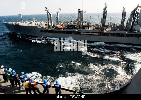 Matrosen an Bord der amphibious Transport Dock Decksbereich zugewiesen Schiff USS San Antonio (LPD-17) Stockfoto