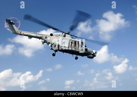 Ein Lynx-Hubschrauber von der britischen Royal Navy hebt sich ab von dem Flugdeck Stockfoto