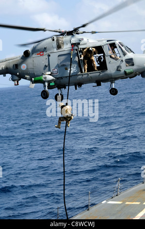 Dem Besuch Durchsuchung und Beschlagnahme Team zugewiesen, die königliche Marine Fregatte HMS Portland (F79) Stockfoto