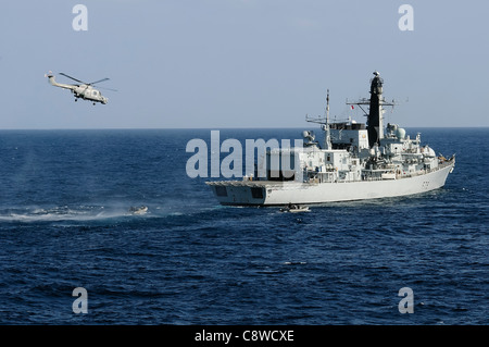 USS Mahan führt eine Übung mit der Royal Navy Fregatte HMS Portland (F79). Stockfoto