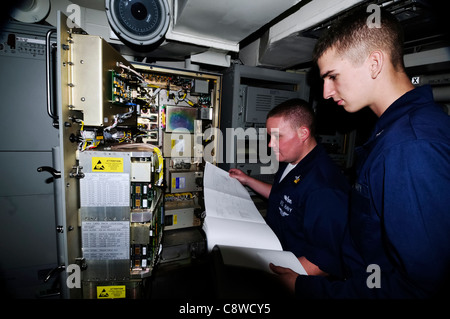 kritische Systeme im Fach vorwärts interne Kommunikation zu beheben Stockfoto