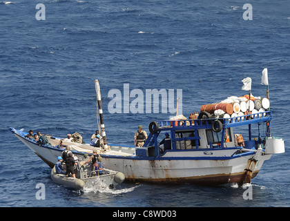 Matrosen, der geführte Flugkörper Kreuzer USS Vella Gulf (CG-72) zugewiesen leisten Hilfe für die Fischer an Bord einer Dhau. Stockfoto