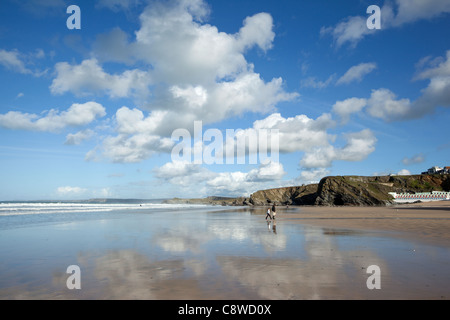 Cloud-Reflexionen über Great Western und Tolcarne Strand in Newquay, Cornwall UK. Stockfoto