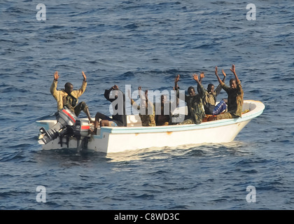 Verdacht Piraten halten Sie ihre Hände in die Luft, Regie geführte Flugkörper Kreuzer USS Vella Gulf Stockfoto