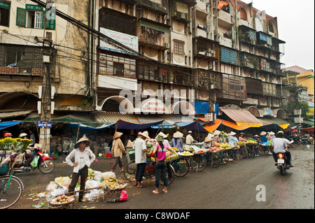 Hanoi Straße Markt verkaufen Obst und Gemüse. Vietnam Stockfoto