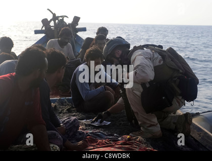 Sicherheit im Seeverkehr und Sicherheitsteam 91104, fragt jemenitische Fischer Navigations beim Boarding ein Recht der Besuch Stockfoto