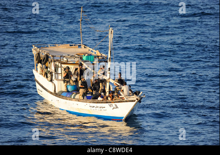 USS Anzio (CG-68) suchen eine verdächtige Dhau bei Bekämpfung der Piraterie im Golf von Aden. Stockfoto