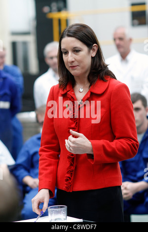 Rachel Reeves Ed Miliband MP, Führer der Labour Party startet die East Midlands-Kampagne für Beschäftigung und Wachstum auf Montag, 31. Oktober 2011 begleitet von Rachel Reeves MP Labours Schatten Hauptsekretärin zum Fiskus, bei einem Besuch in Manthorpe Engineering, Ripley, wo Anschluss an einen Rundgang durch die Anlagen des Unternehmens, sie beteiligte sich an einer Q&A mit Mitarbeitern. Stockfoto